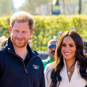 Le prince Harry et Meghan Markle assistent à la finale d'athlétisme, au deuxième jour des Invictus Games 2020 à La Haye, le 17 avril 2022. 