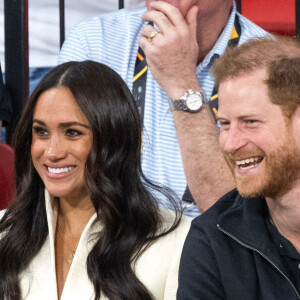 Le prince Harry et Meghan Markle assistent à la finale d'athlétisme, au deuxième jour des Invictus Games 2020 à La Haye, le 17 avril 2022. 