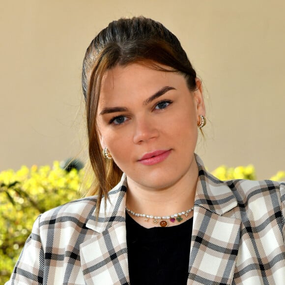 Exclusif - Camille Gottlieb, la fille de la princesse Stéphanie de Monaco et présidente de l'association, durant la donation d'un Van électrique Mercedes EQV 300 par Elena Sivoldaeva, grande donatrice en Principauté et designer en haute joaillerie, propriétaire de la boutique Je le Veux à Monaco, à l'association Be Safe sur la place du Palais à Monaco, le 27 avril 2022. Cette association a pour but d'inciter les jeunes et leurs parents à prendre conscience des dangers de l'alcool au volant. Camille et ses amies ont perdu un ami durant l'été 2017, victime d'un accident de la route alors qu'il rentrait d'une soirée. Choquées par ce drame elles ont décidé de se mobiliser. Be Safe était née. L'association intervient dans les établisements de nuit afin que les noctambules trop alcoolisés puissent être ramenés à leur domicile leur évitant ainsi de prendre le volant. L'association offre aussi dans les lieux festifs de la Principauté des éthylotest. Les membres de "Be Safe" interviennent dans les établissements scolaires afin de sensibiliser en priorité les collégiens et les lycéens qui sont à l'âge où l'on acquiert son premier deux-roues. © Bruno Bebert / PRM / Bestimage  Exclusive - For Germany call for price - No Web en Suisse / Belgique Elena Sivoldaeva, a major donor in the Principality and designer of fine jewellery, owner of the Je le Veux boutique in Monaco, and Camille Gottlieb, daughter of Princess Stephanie of Monaco and president of the Be Safe association, during the donation of a Mercedes EQV 300 electric van to the association at the Place du Palais in Monaco on 27 April 2022. This association aims to encourage young people and their parents to be aware of the dangers of drinking and driving. Camille and her friends lost a friend during the summer of 2017, victim of a road accident while returning from a party. Shocked by this tragedy, they decided to take action. Be Safe was born. The association intervenes in nightclubs so that night owls who are too drunk can be brought back home and thus avoid getting behind the wheel. The association also offers breathalysers in the Principality's party venues. The members of "Be Safe" intervene in schools in order to raise awareness, in priority, among secondary school pupils who are at the age when they acquire their first two-wheeler. 