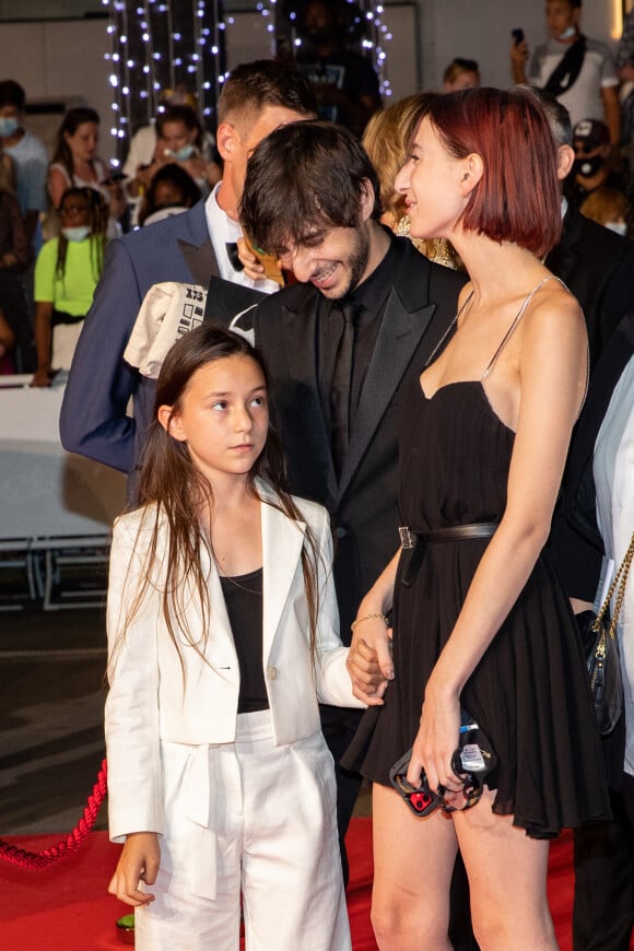 Alice, Ben et Joe Attal (les enfants de Charlotte Gainsbourg) - Montée des marches du film "Jane par Charlotte" lors du 74ème Festival International du Film de Cannes. Le 7 juillet 2021 © Borde-Jacovides-Moreau / Bestimage