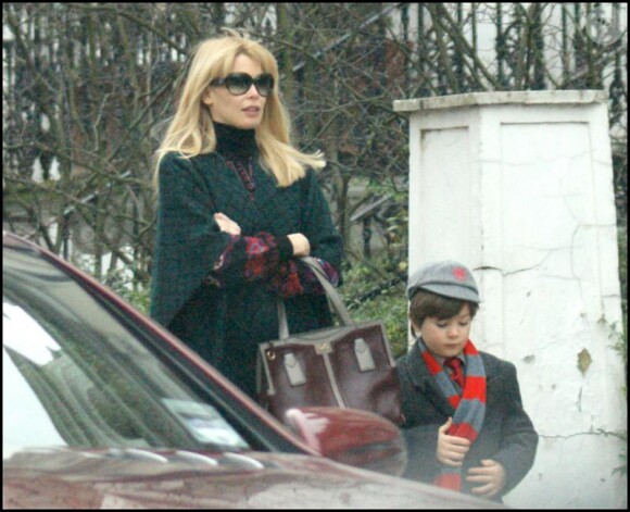 Claudia Schiffer à Londres devant l'école de son fils, le 27 janvier 2010
