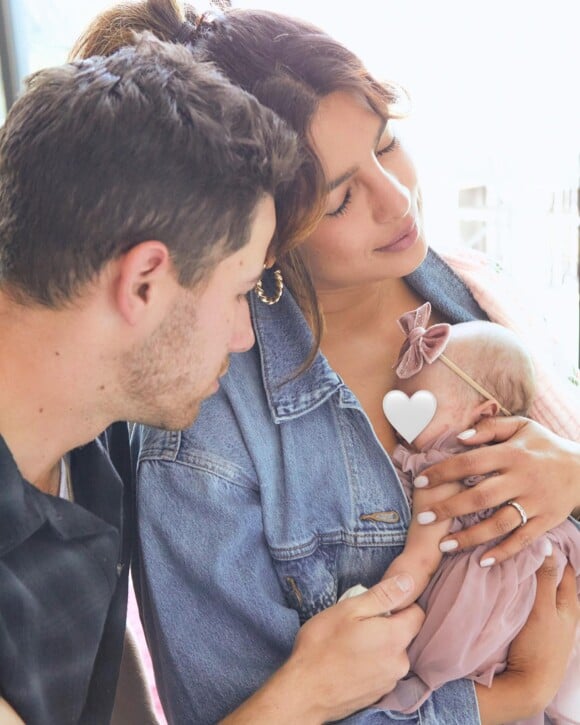 Nick Jonas et Priyanka Chopra dévoilent la première photo de leur fille Malti Marie, le 8 mai 2022