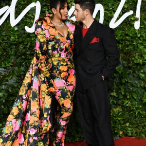 Priyanka Chopra et son mari Nick Jonas au photocall de la soirée des "British Fashion Awards 2021" à Londres, le 29 novembre 2021. 