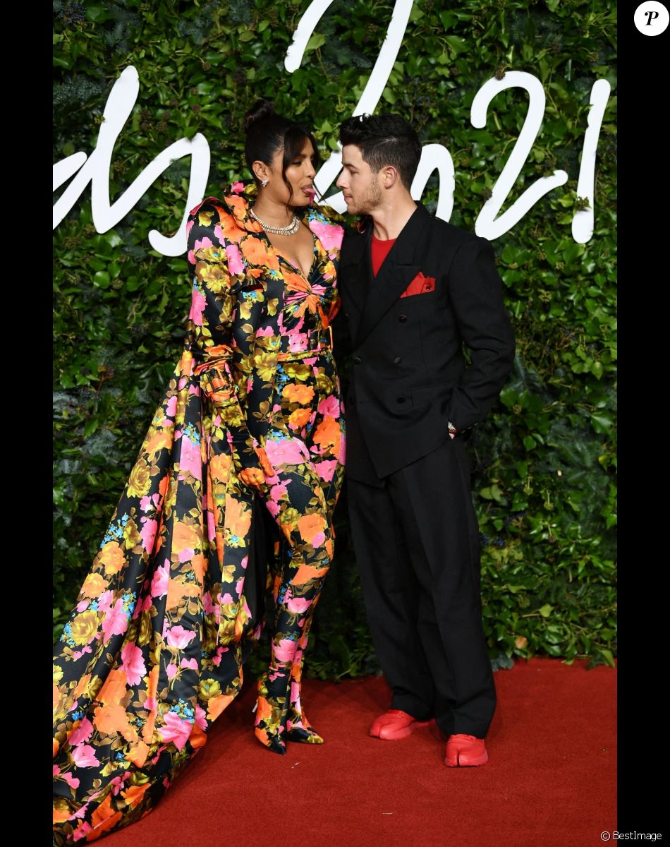 Priyanka Chopra et son mari Nick Jonas au photocall de la soirée des "British Fashion Awards 2021" à Londres, le 29 novembre 2021.