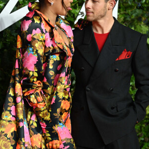 Priyanka Chopra et son mari Nick Jonas au photocall de la soirée des "British Fashion Awards 2021" à Londres, le 29 novembre 2021.