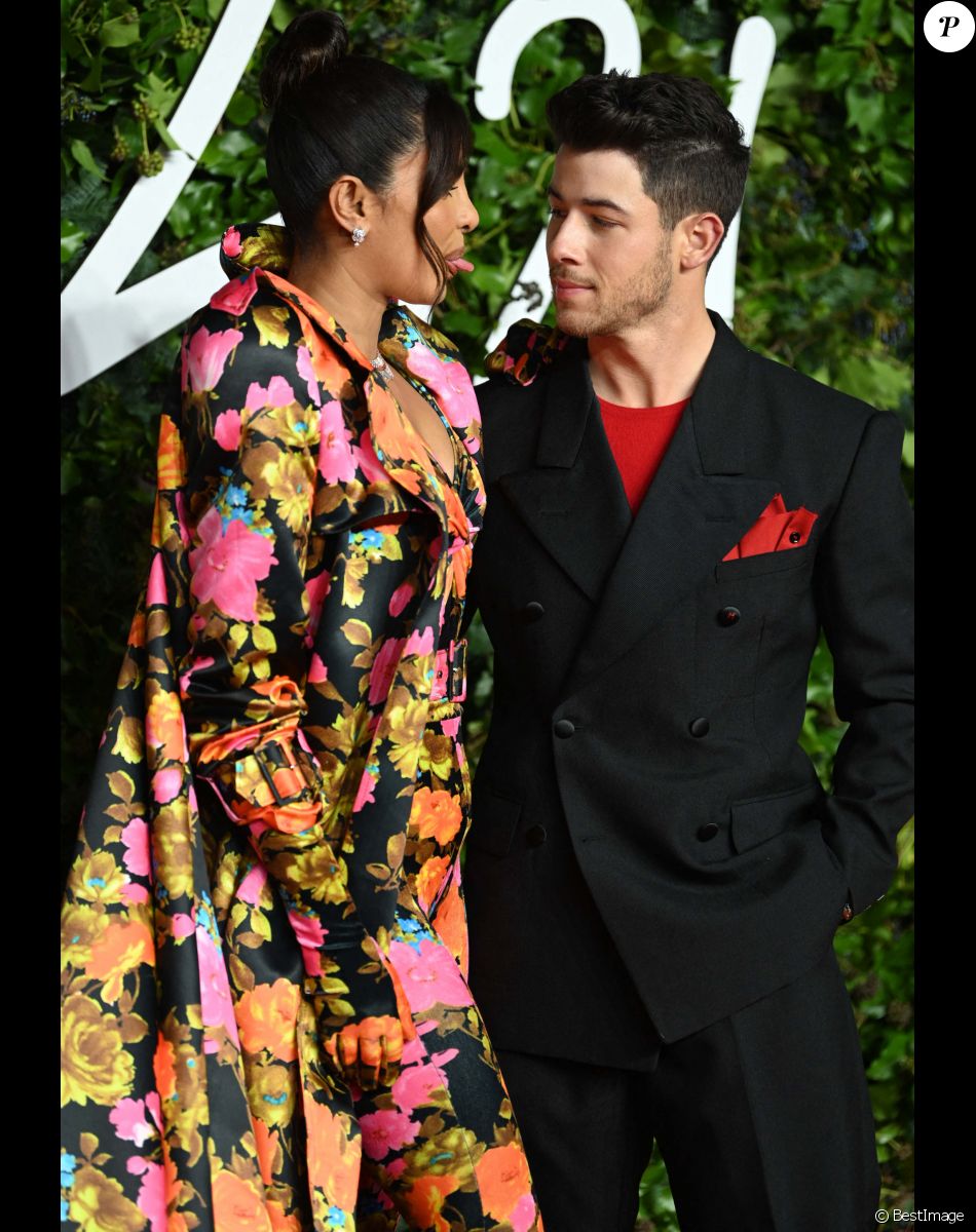 Priyanka Chopra et son mari Nick Jonas au photocall de la soirée des "British Fashion Awards 2021" à Londres, le 29 novembre 2021.