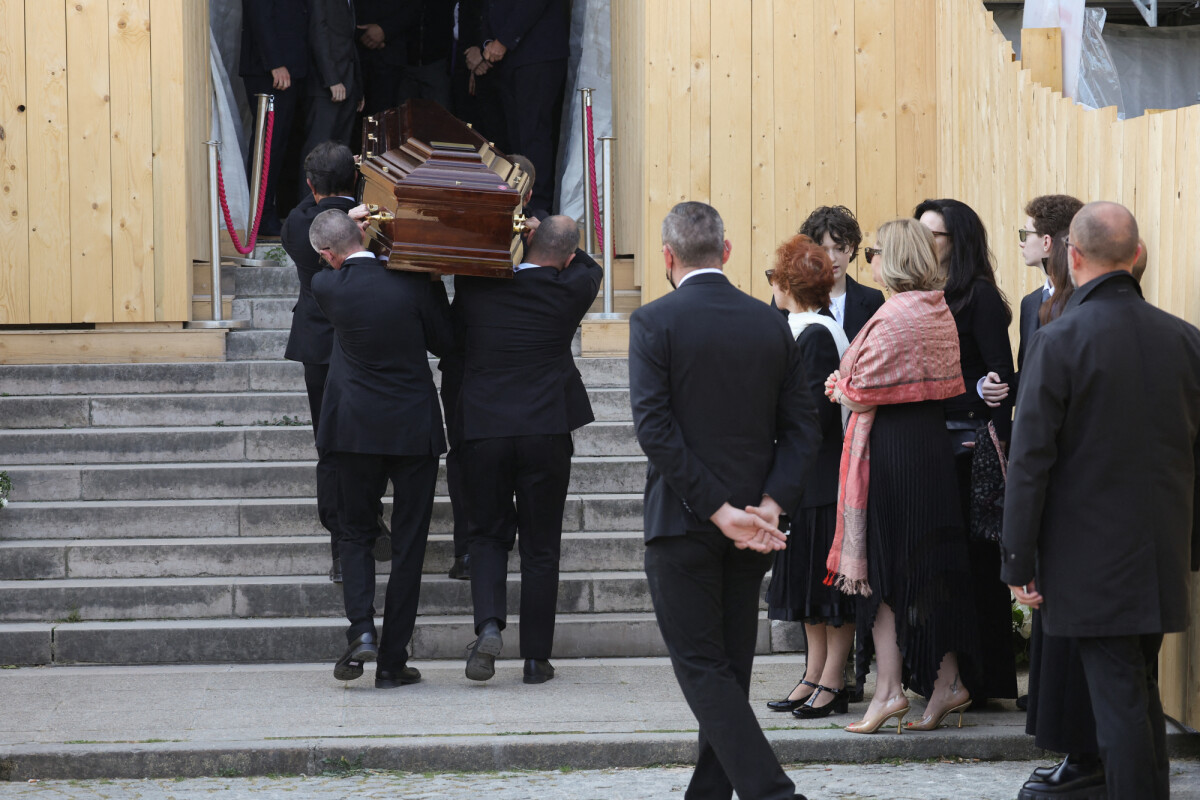 Photo Obsèques de la chanteuse Régine au Crematorium du cimetière du