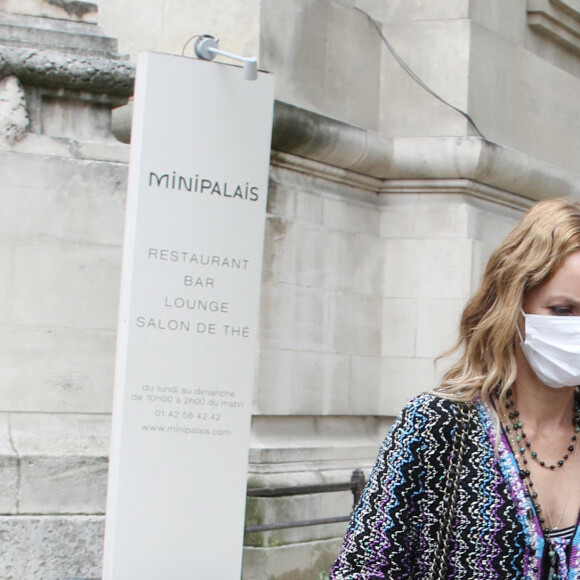 Vanessa Paradis et sa fille Lily-Rose Depp à la sortie du défilé de mode prêt-à-porter printemps-été 2021 "Chanel" au Grand Palais à Paris. Le 6 octobre 2020