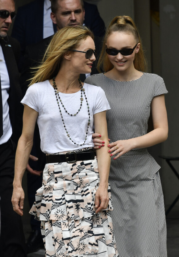 Vanessa Paradis (épouse Benchetrit) et sa fille Lily-Rose Depp - Sorties du défilé de mode "Chanel", collection Haute-Couture automne-hiver 2018/2019, à Paris. Le 3 juillet 2018