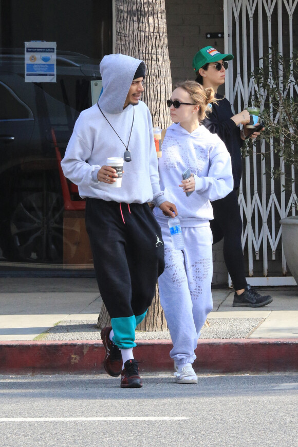 Lily Rose Depp et son compagnon Yassine Stein sont allés prendre un café à emporter dans les rues de Los Angeles. Le 1er avril 2022