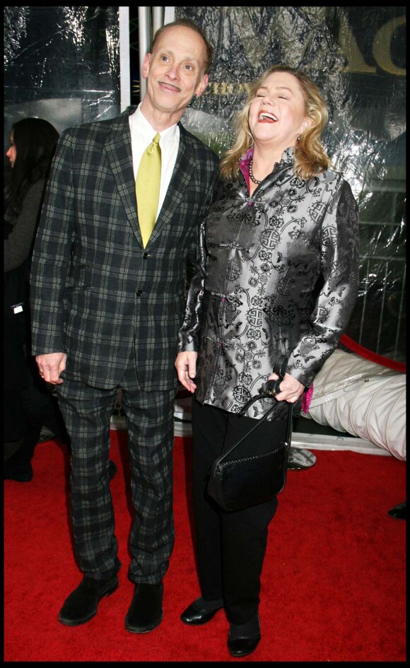 John waters et Kathleen Turner à la première de From Paris With Love, à New York, le 28 janvier 2010.
