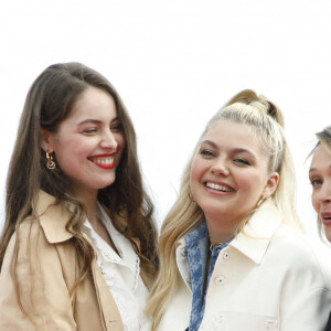 Marie-Ange Casta, Louane Emera et Anne Marivin - Photocall de la série "Visions" lors de la 5ème saison du festival International des Séries "Canneseries" à Cannes, France, le 3 avril 2022. © Denis Guignebourg/Bestimage 