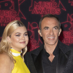 Louane Emera, Kikos Aliagas lors de la 23ème édition des NRJ Music Awards 2021 au Palais des Festivals de Cannes, le 20 novembre 2021. © Christophe Aubert via Bestimage 