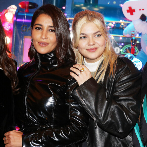 Leila Bekhti et Louane Emera - Lancement de "1,2,3... Noël" lors de l'inauguration des vitrines et du sapin de Noël 2021 des Galeries Lafayette Haussmann 2021 à Paris. Le 17 novembre 2021