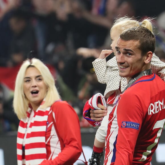 Antoine Griezmann, sa femme Erika Choperena et leur fille Mia avec la coupe de la Ligue Europa après la finale de la Ligue Europa, l'Olympique de Marseille contre l'Atlético de Madrid au stade Groupama à Decines-Charpieu banlieue de Lyon, France. © Cyril Moreau/Bestimage