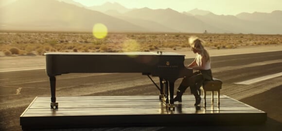 Image du clip de Lady Gaga Hold my Hand pour le film Top Gun: Maverick