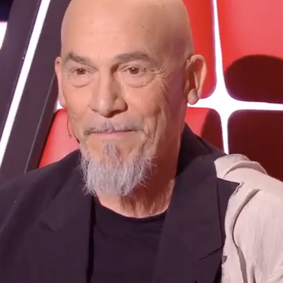 Florent Pagny apparaît le crâne rasé dans "The Voice", lors des super cross-battles - TF1
