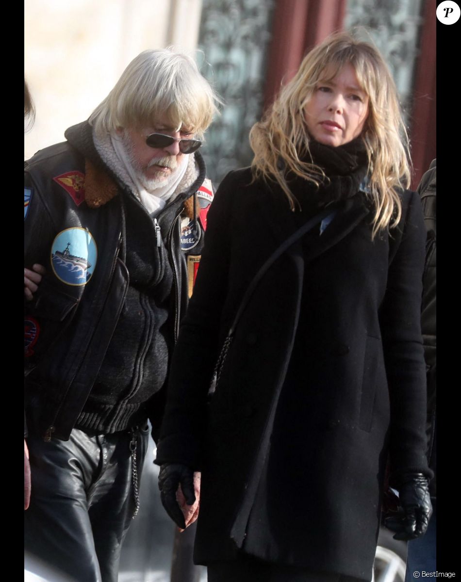 Le chanteur Renaud et son ex-femme Romane Serda - Obsèques de Thierry Séchan frère du chanteur Renaud) au cimetière du Montparnasse à Paris le 16 janvier 2019.