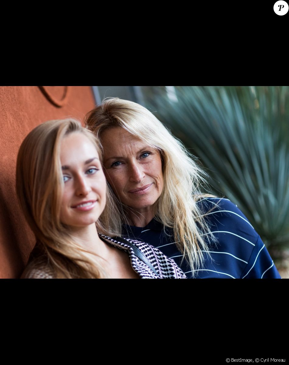 Estelle Lefebure et sa fille Emma Smet - People au village des Internationaux de Tennis de Roland Garros à Paris, le 6 juin 2018. © Cyril Moreau/Bestimage