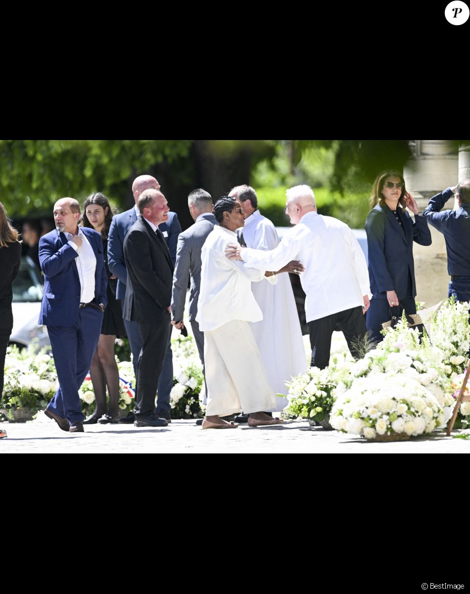 Le chef Guy Savoy et la cheffe Babette de Rozières - Obsèques d'Antoine Alléno (fils du chef cuisinier français, trois étoiles au Guide Michelin Yannick Alléno) en la collégiale Notre-Dame de Poissy, France, le 13 mai 2022. © Jean-Baptiste Autissier/Panoramic/Bestimage