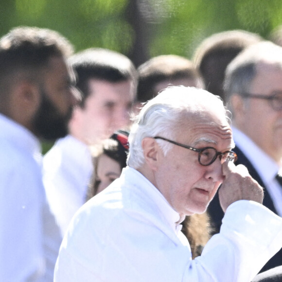 Alain Ducasse - Sortie des obsèques d'Antoine Alléno (fils du chef cuisinier français, trois étoiles au Guide Michelin Yannick Alléno) en la collégiale Notre-Dame de Poissy, France, le 13 mai 2022. © Jean-Baptiste Autissier/Panoramic/Bestimage 