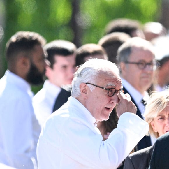 Alain Ducasse - Sortie des obsèques d'Antoine Alléno (fils du chef cuisinier français, trois étoiles au Guide Michelin Yannick Alléno) en la collégiale Notre-Dame de Poissy, France, le 13 mai 2022. © Jean-Baptiste Autissier/Panoramic/Bestimage 