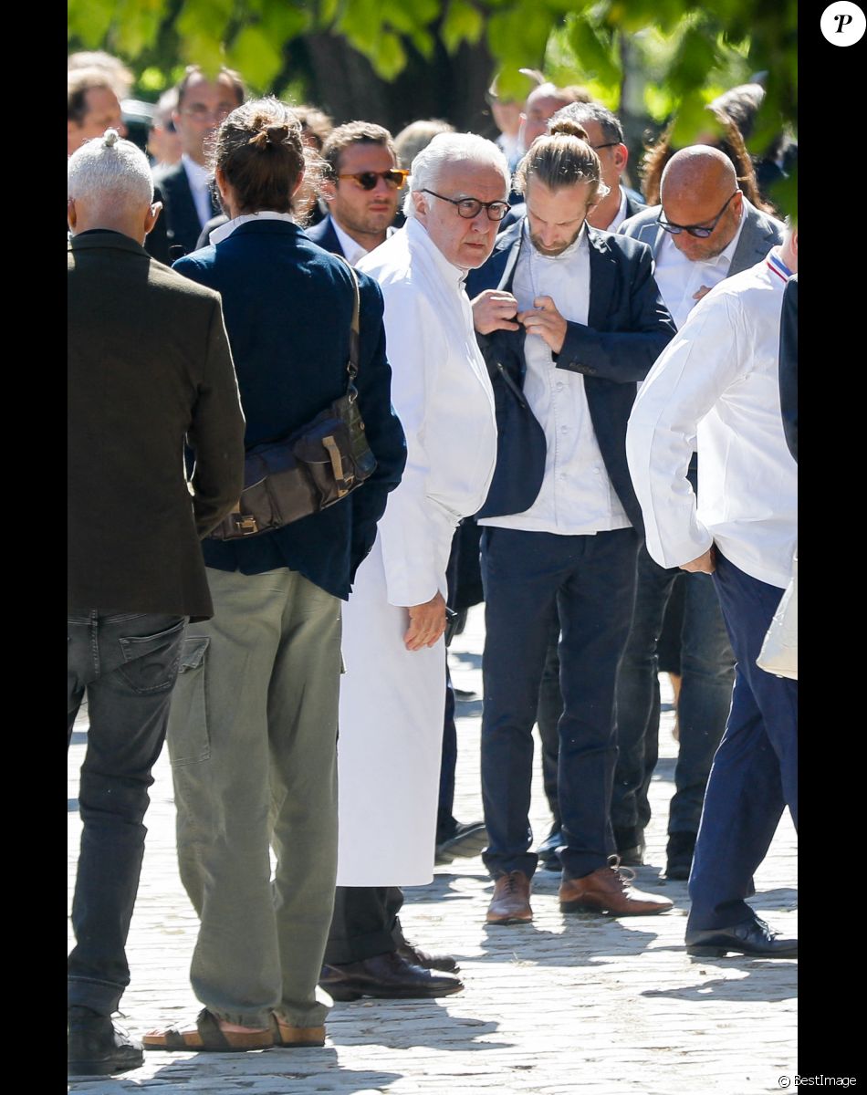 Le chef Alain Ducasse - Sortie des obsèques d'Antoine Alléno (fils du chef cuisinier français, trois étoiles au Guide Michelin Yannick Alléno) en la collégiale Notre-Dame de Poissy, France, le 13 mai 2022. © Jean-Baptiste Autissier/Panoramic/Bestimage