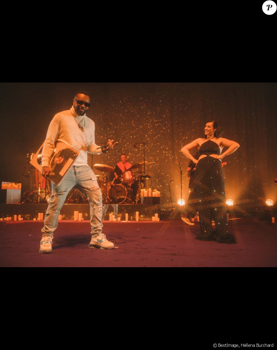 Exclusif - Gims fait une énorme surprise pour remettre son disque de Platine pour son tube "Facile" (37 millions de streams) à Camélia Jordana - Concert à l'Olympia à Paris, France, le 11 mai 2022. © Hellena Burchard via Bestimage