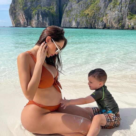 Nabilla, enceinte de son deuxième enfant, est l'heureuse maman de Milann, né de ses amours avec son mari Thomas Vergara.