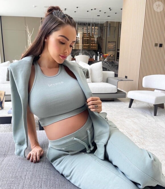 Nabilla, enceinte de son deuxième enfant, est l'heureuse maman de Milann, né de ses amours avec son mari Thomas Vergara.