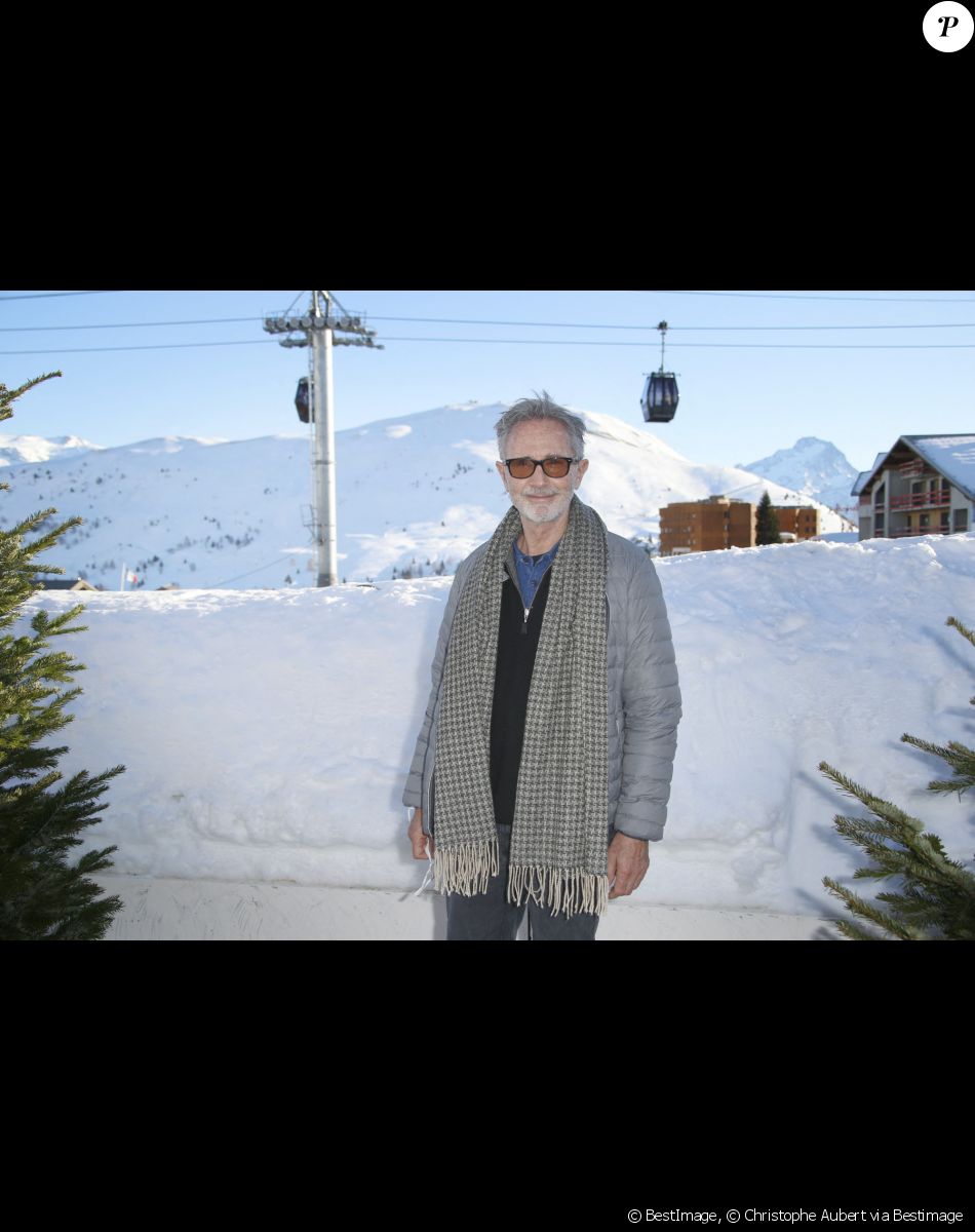 Thierry Lhermitte - Photocall du film "Alors on danse" lors de la 25ème édition du Festival international du film de comédie de l'Alpe d'Huez le 19 janvier 2022. © Christophe Aubert via Bestimage