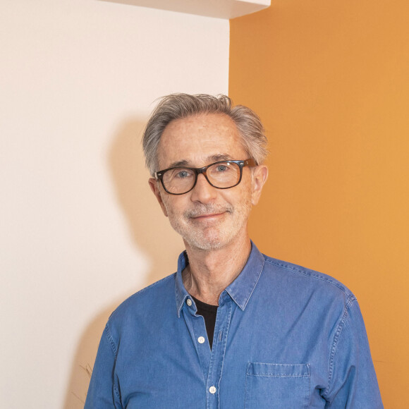 Exclusif - Thierry Lhermitte - Backstage de l'enregistrement de l'émission "On est presque en direct" (OEED), présentée par L.Ruquier, et diffusée sur France 2 le 28 novembre 2020 © Jack Tribeca / Bestimage 