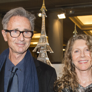 Thierry Lhermitte et sa femme Hélène lors de la 22ème édition des "Sapins de Noël des Créateurs" au théâtre des Champs-Elysées. La soirée est placée cette année sous le thème enchanteur "Sapin Vert & Flocons d'Or". Les convives ont pu assister à l'exposition qui était suivie d'une vente aux enchères et d'un dîner. Paris, le 17 novembre 2017. © Pierre Perusseau/Bestimage 