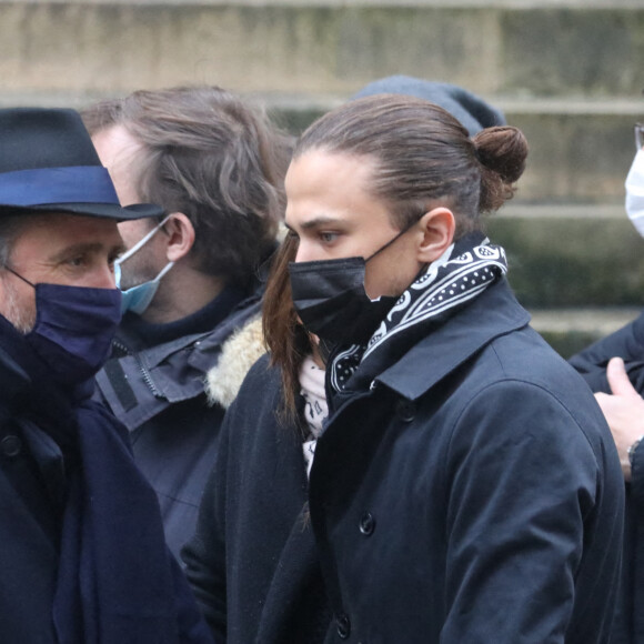 Sorties - Alexandre Brasseur et son fils Louis - Obsèques de l'acteur Claude Brasseur en l'église Saint-Roch à Paris le 29 décembre 2020.  