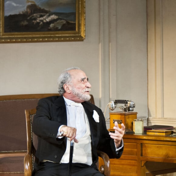 Archives - Claude Brasseur et son fils Alexandre Brasseur dans la pièce "Mon père avait raison" lors du Festival de Ramatuelle. Le 1er août 2009 © Cyril Bruneau / Festival de Ramatuelle / Bestimage