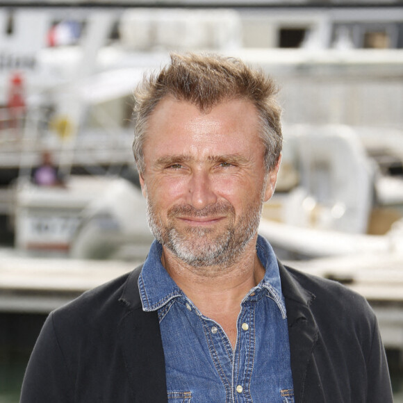 Alexandre Brasseur "Demain nous appartient" - Photocall lors du Festival de la Fiction de La Rochelle. Le 18 septembre 2021 © Christophe Aubert via Bestimage
