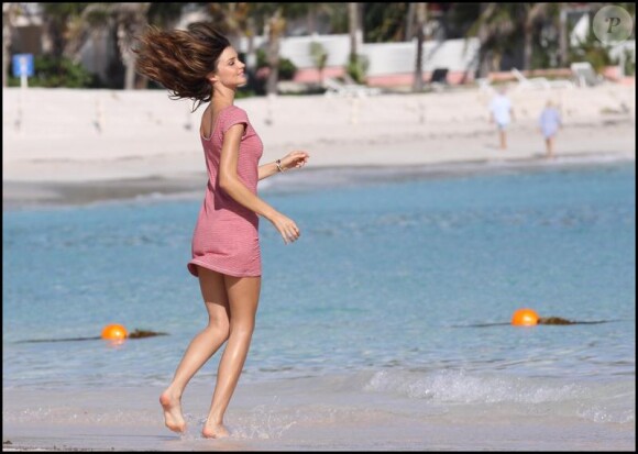 Miranda Kerr à Saint Barthelemy pour un shooting mode