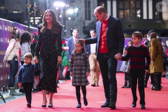 Le prince William, duc de Cambridge, et Catherine (Kate) Middleton, duchesse de Cambridge, avec leurs enfants le prince George, la princesse Charlotte et le prince Louis ont assisté à un spectacle donné en l'honneur des personnes qui ont été mobilisées pendant la pandémie au Palladium à Londres, Royaume Uni, le 11 décembre 2020.