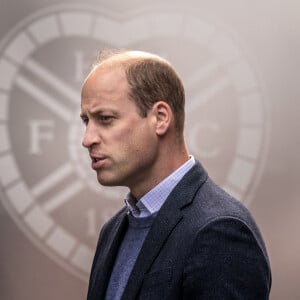 Le prince William, duc de Cambridge, se voit offrir des maillots de foot pour ses enfants lors d'une visite au "Heart of Midlothian Football Club" à Édimbourg