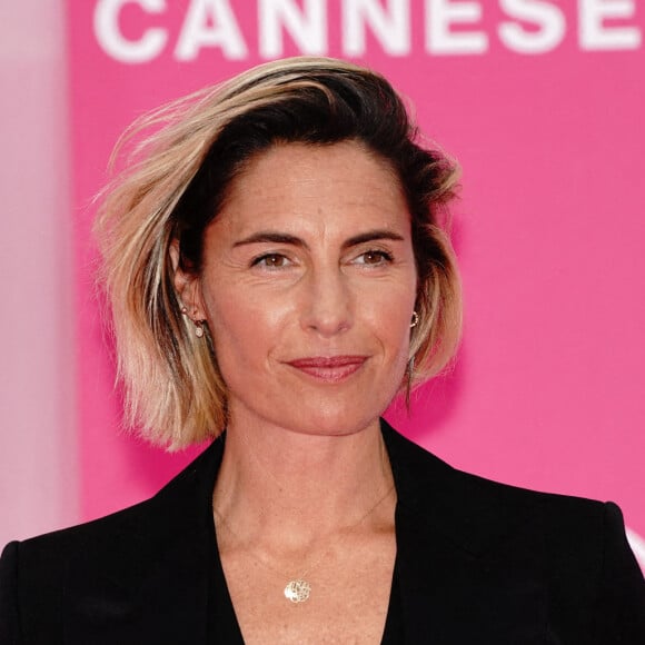 Info du 7 avril 2022 - Alessandra Sublet quitte les plateaux télé - Alessandra Sublet - Arrivées au photocall de la cérémonie de clôture sur le pink carpet de la 5ème édition du Festival International Canneseries à Cannes le 6 avril 2022. © Norbert Scanella / Panoramic / Bestimage  5th Canneseries festival on april 6th 2022 