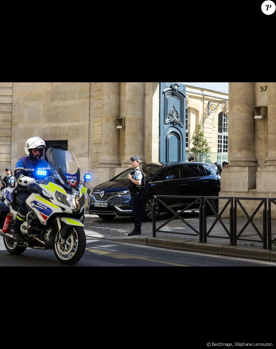 Exclusif - Le premier ministre Jean Castex quitte l'hôtel Matignon à Paris, pour se rendre au palais de l'Elysée afin de remettre sa démission et celle de son gouvernement au président de la République. Le 16 mai 2022 © Stéphane Lemouton / Bestimage