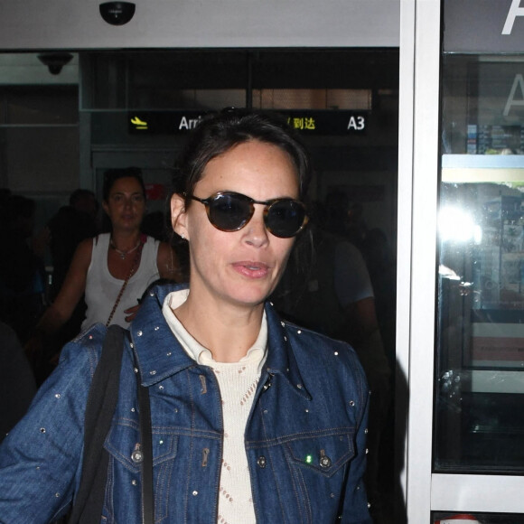 Bérénice Bejo arrive à l'aéroport de Nice lors du 75ème Festival International du Film de Cannes, le 16 mai 2022. 