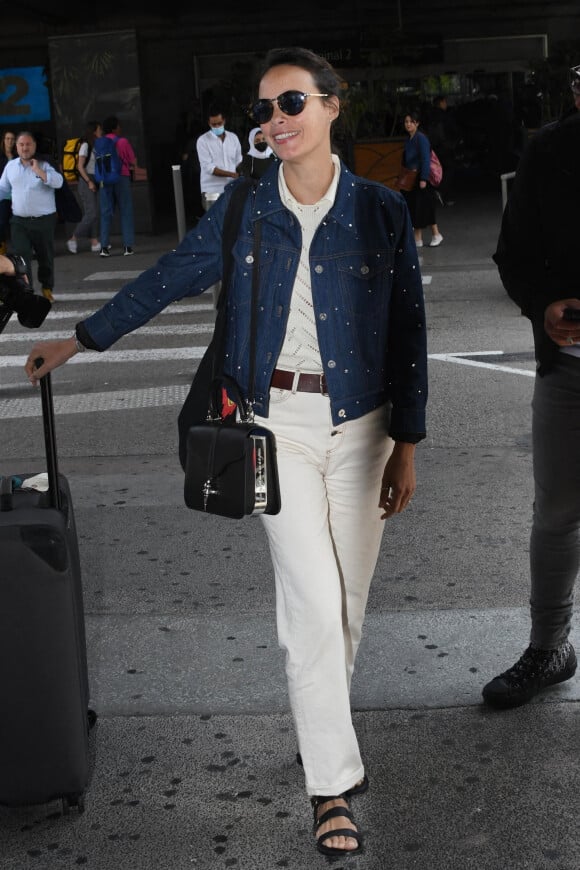 Bérénice Bejo arrive à l'aéroport de Nice lors du 75ème Festival International du Film de Cannes, le 16 mai 2022. 
