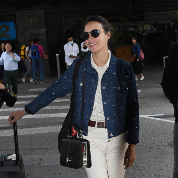 Bérénice Bejo arrive à l'aéroport de Nice lors du 75ème Festival International du Film de Cannes, le 16 mai 2022. 