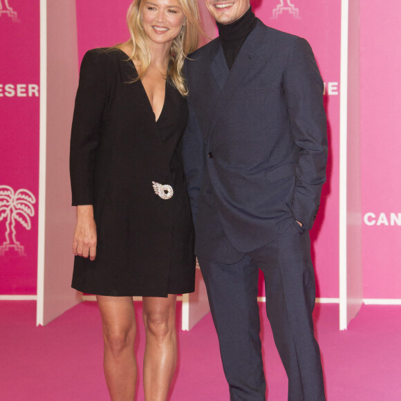 No web - Virginie Efira et son compagnon Niels Schneider durant la seconde soirée du 4eme Canneseries au Palais des Festivals à Cannes, le 9 octobre 2021. © Christophe Aubert via Bestimage