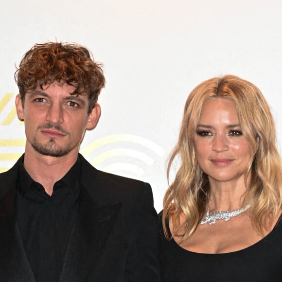 Niels Schneider et sa compagne Virginie Efira - Photocall au Fouquet's après la 47ème cérémonie des César à Paris le 26 février 2022. © Coadic Guirec / Bestimage