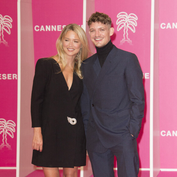 No web - Virginie Efira et son compagnon Niels Schneider durant la seconde soirée du 4eme Canneseries au Palais des Festivals à Cannes, le 9 octobre 2021. © Christophe Aubert via Bestimage