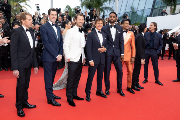 Jerry Bruckheimer, Joseph Kosinski, Glen Powell, Tom Cruise, Jay Ellis, Greg Tarzan Davis, Lewis Pullman - Montée des marches du film " Top Gun : Maverick " lors du 75ème Festival International du Film de Cannes. Le 18 mai 2022 © Olivier Borde / Bestimage 