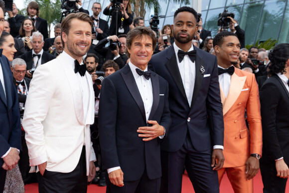 Glen Powell, Tom Cruise, Jay Ellis, Greg Tarzan Davis - Montée des marches du film " Top Gun : Maverick " lors du 75ème Festival International du Film de Cannes. Le 18 mai 2022 © Olivier Borde / Bestimage 