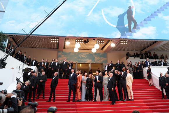 Pierre Lescure, Joseph Kosinski, Lewis Pullman, Jerry Bruckheimer, Greg Tarzan Davis, Thierry Frémaux, Miles Teller, Tom Cruise, Jennifer Connelly, Glen Powell, Jon Hamm, Jay Ellis - Montée des marches du film " Top Gun : Maverick " lors du 75ème Festival International du Film de Cannes. Le 18 mai 2022 © Cyril Moreau / Bestimage 